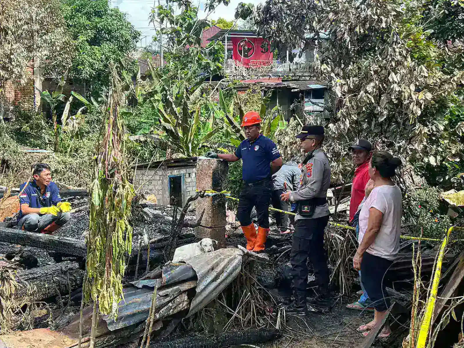 Polsek Langowan Lakukan Olah TKP Kebakaran Rumah di Desa Manembo, Dua Unit Hangus Terbakar